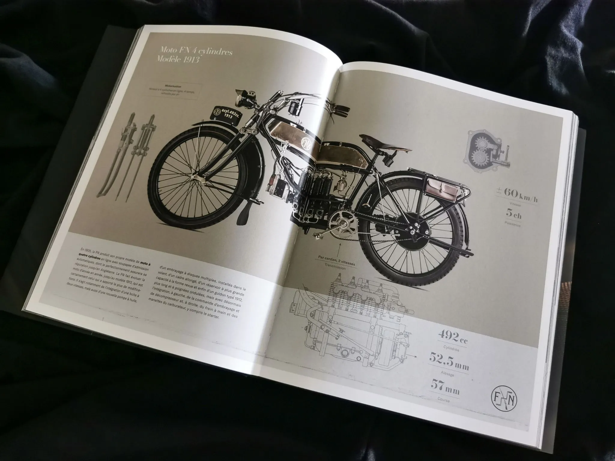 Double page d’Ars Mechanica : la moto FN quatre cylindres modèle 1913 photographiée en studio