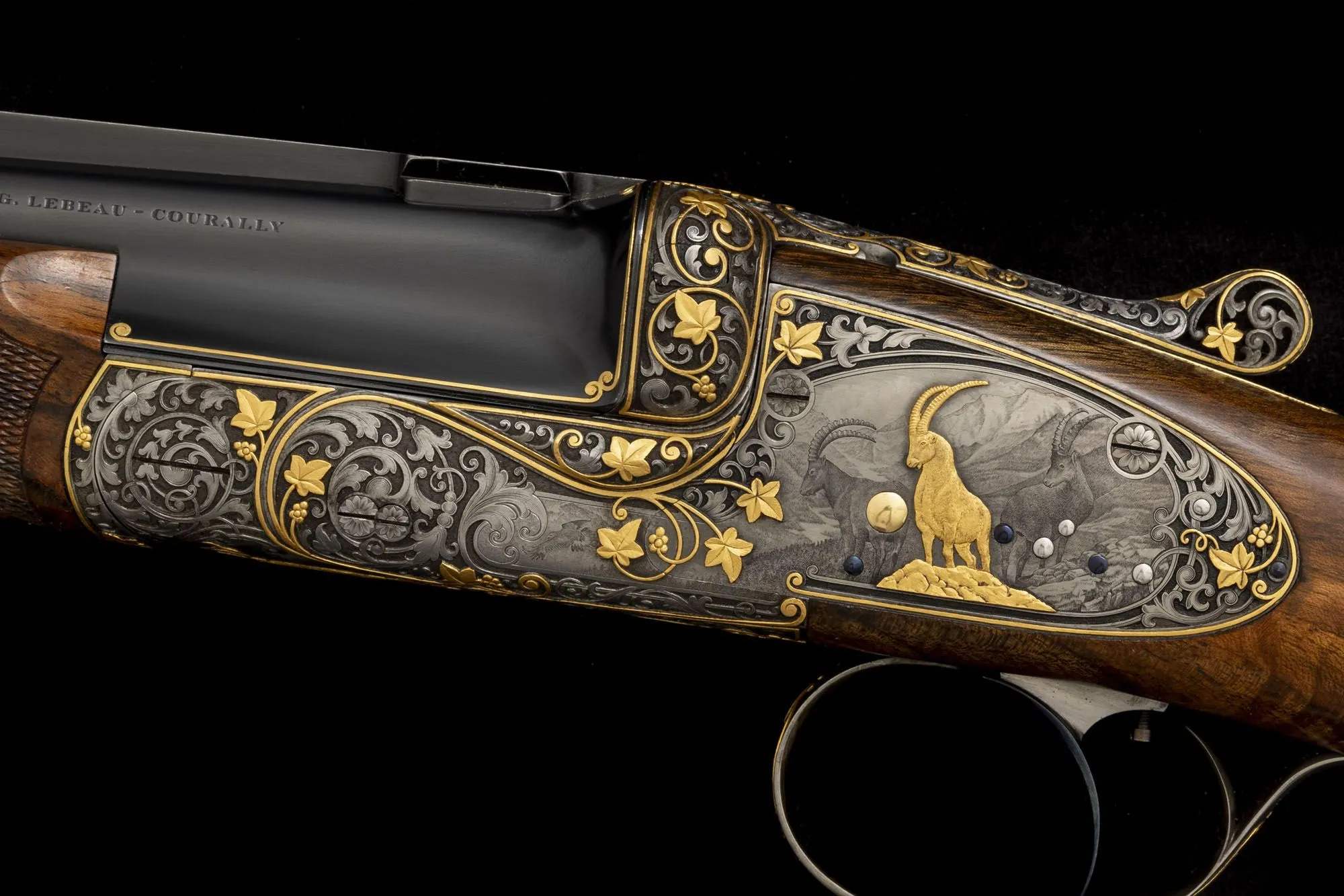 Bascule gravée d’un fusil Lebeau-Courally : bouquetins incrustés d’or, volutes et feuilles de lierre dorées sur acier