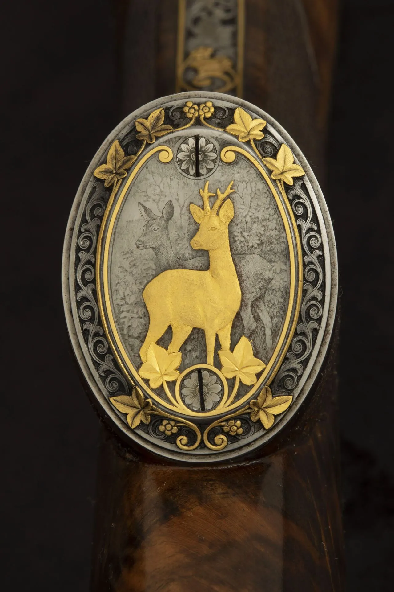 Médaillon gravé d’un fusil Lebeau-Courally : chevreuil incrusté d’or et feuilles de lierre sur acier gravé